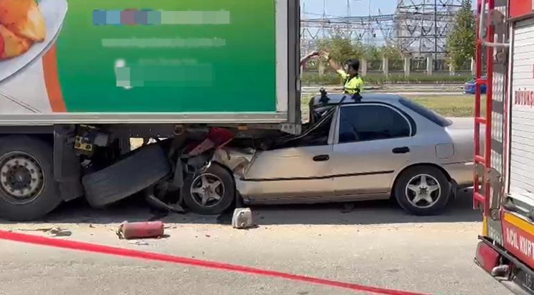 Otomobilin TIRa çarptığı kaza kamerada: 1 ölü