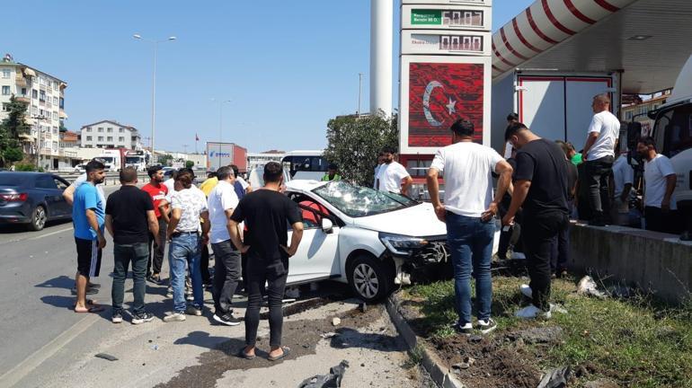 Kazada otomobilde sıkışan sürücü ağır yaralandı
