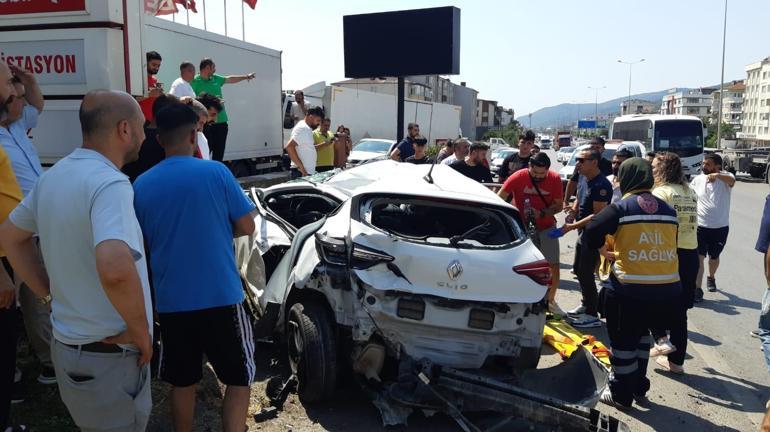 Kazada otomobilde sıkışan sürücü ağır yaralandı