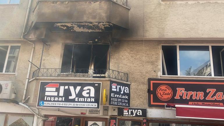 Apartmanda çıkan yangında mahsur kalan 2 kişiyi itfaiye kurtardı