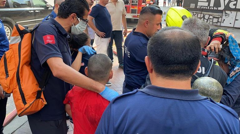 Apartmanda çıkan yangında mahsur kalan 2 kişiyi itfaiye kurtardı