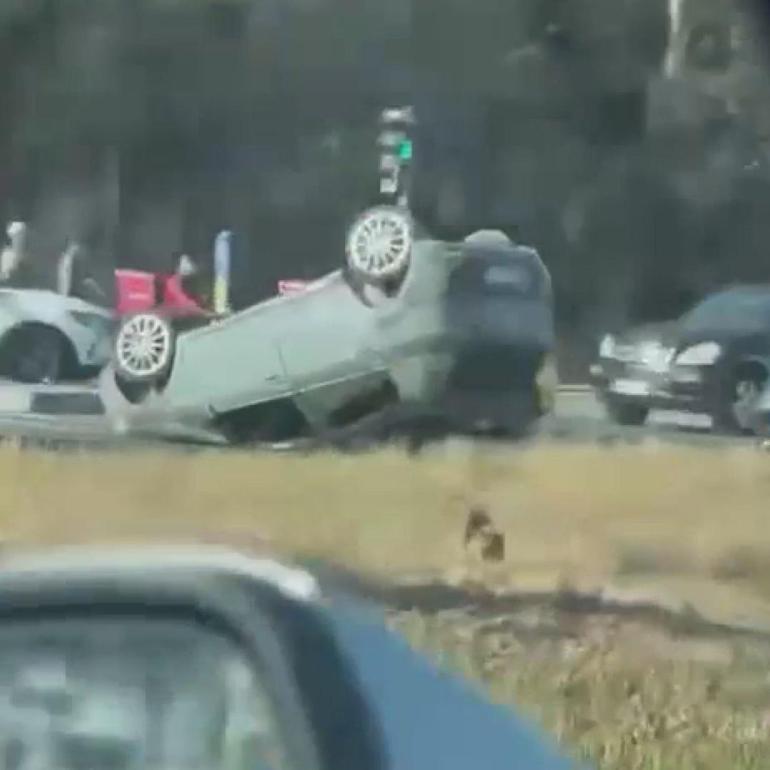 Sarıyer’de takla atan otomobildeki 2 kişi yaralandı
