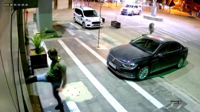 Belediye binasının kapısına kaldırım taşıyla zarar verdi