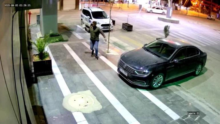 Belediye binasının kapısına kaldırım taşıyla zarar verdi