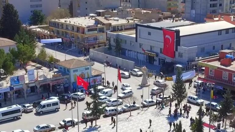 Belediye binasının kapısına kaldırım taşıyla zarar verdi