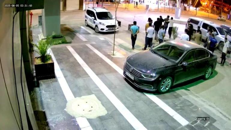 Belediye binasının kapısına kaldırım taşıyla zarar verdi