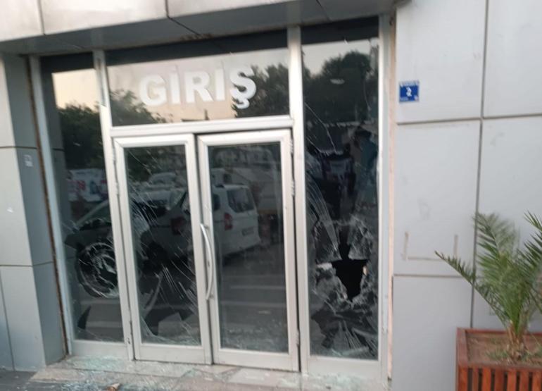 Belediye binasının kapısına kaldırım taşıyla zarar verdi