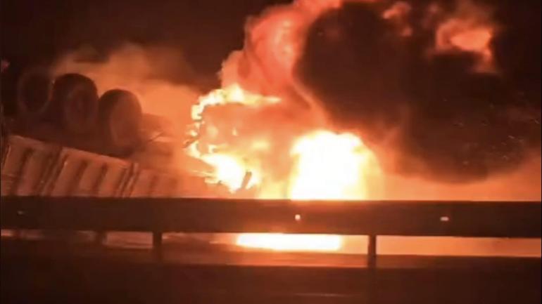 Mardin’de devrilip alev alan TIR’ın şoförü defnedildi