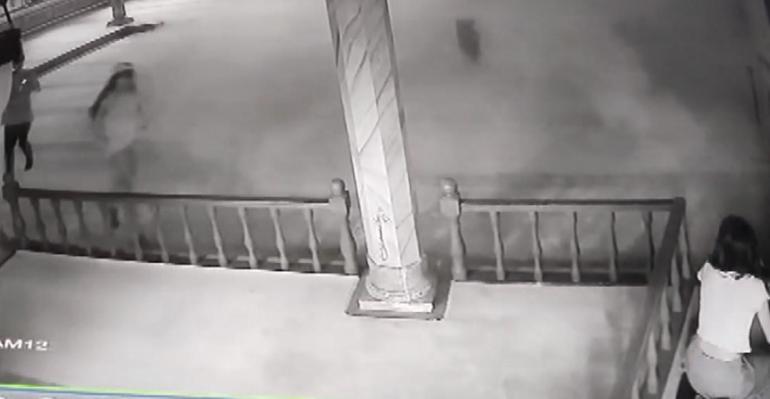 Camide yangın tüpünü birbirinin üzerine sıktılar; o anlar kamerada