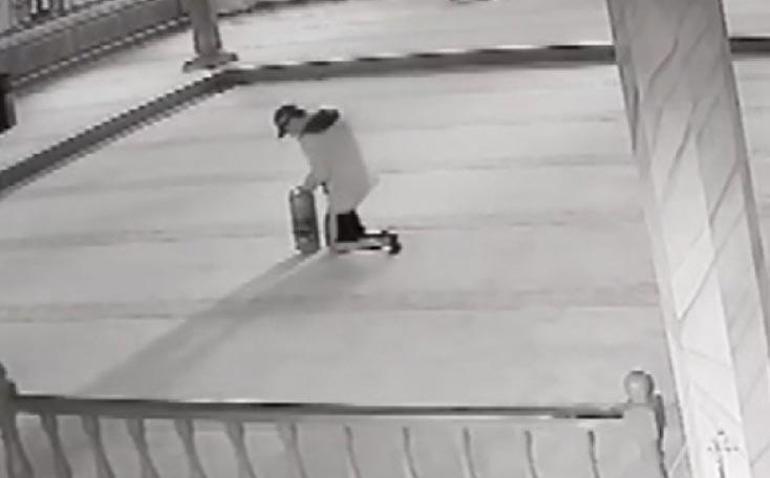 Camide yangın tüpünü birbirinin üzerine sıktılar; o anlar kamerada