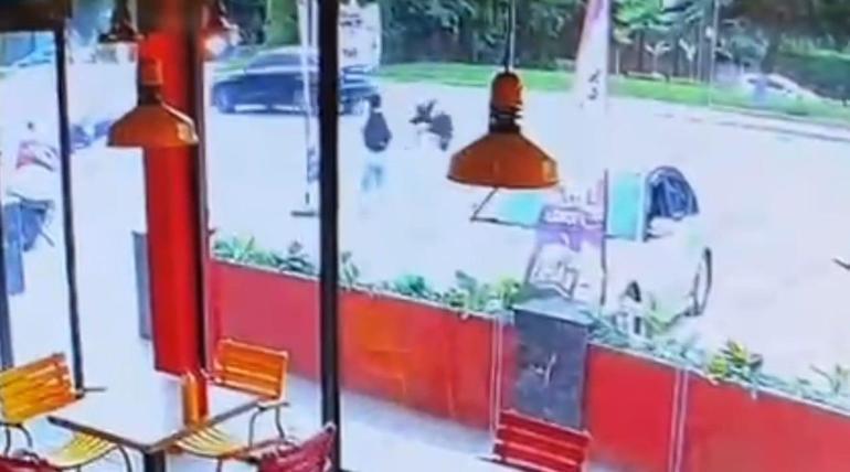 Otomobille çarpışan motosikletin sürücüsü yaralandı; kaza kamerada