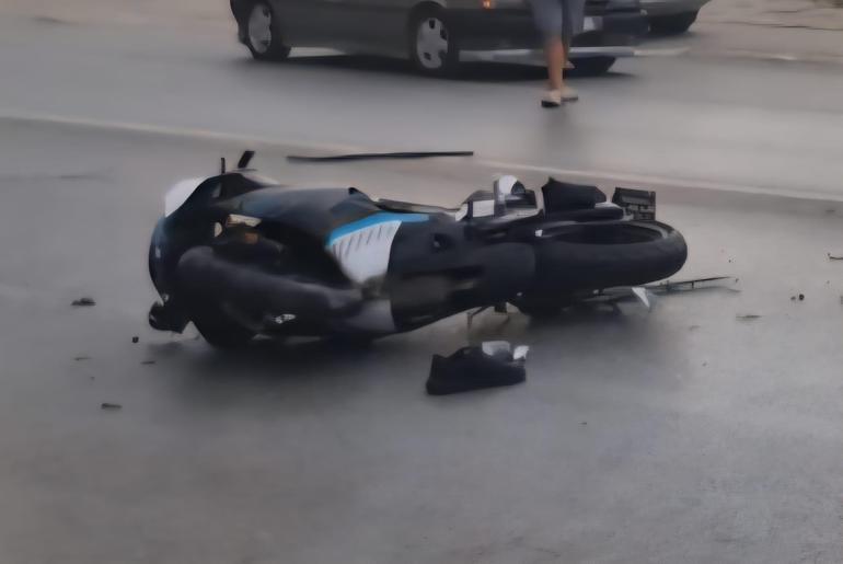 Otomobille çarpışan motosikletin sürücüsü yaralandı; kaza kamerada