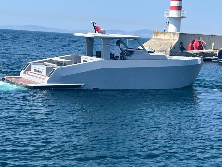 Yalovadan Yunanistana açılan iş insanın teknesi parçalanmış bulundu, kendisi kayıp