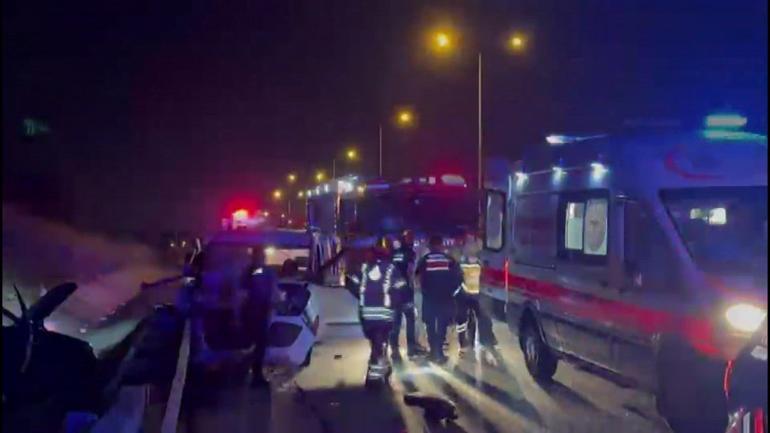 Eyüpsultanda hafif ticari araç ile otomobil çarpıştı: 1i ağır 2 yaralı