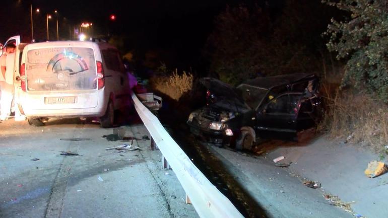 Eyüpsultanda hafif ticari araç ile otomobil çarpıştı: 1i ağır 2 yaralı