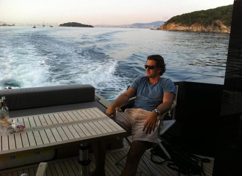 Yalovadan Bozcaadaya gitmek için açıldığı teknesi parçalanmış halde bulunan iş insanı aranıyor