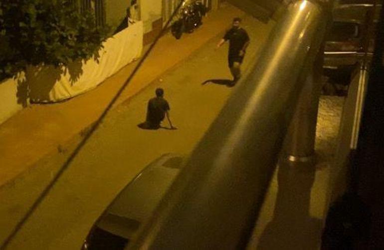 2 kişinin sokak ortasında darbedildiği anlar kamerada