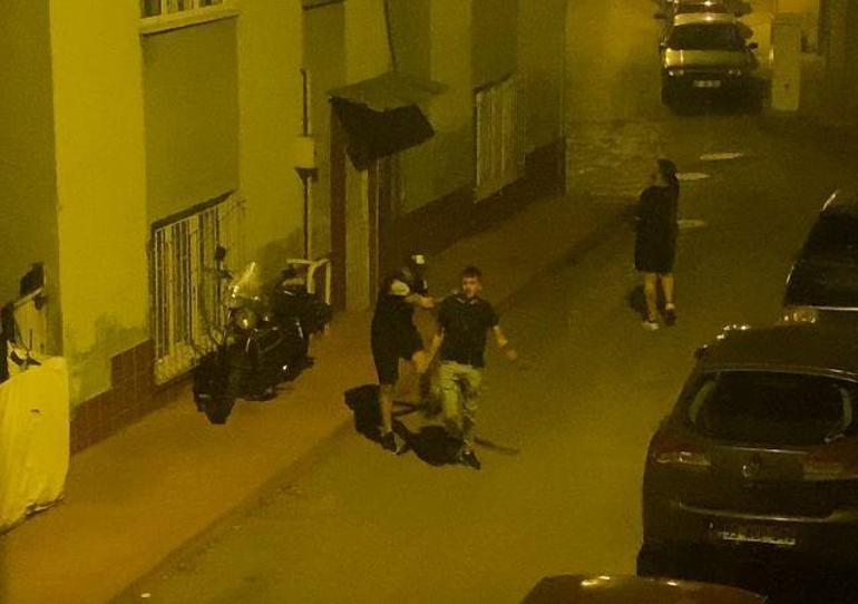 2 kişinin sokak ortasında darbedildiği anlar kamerada