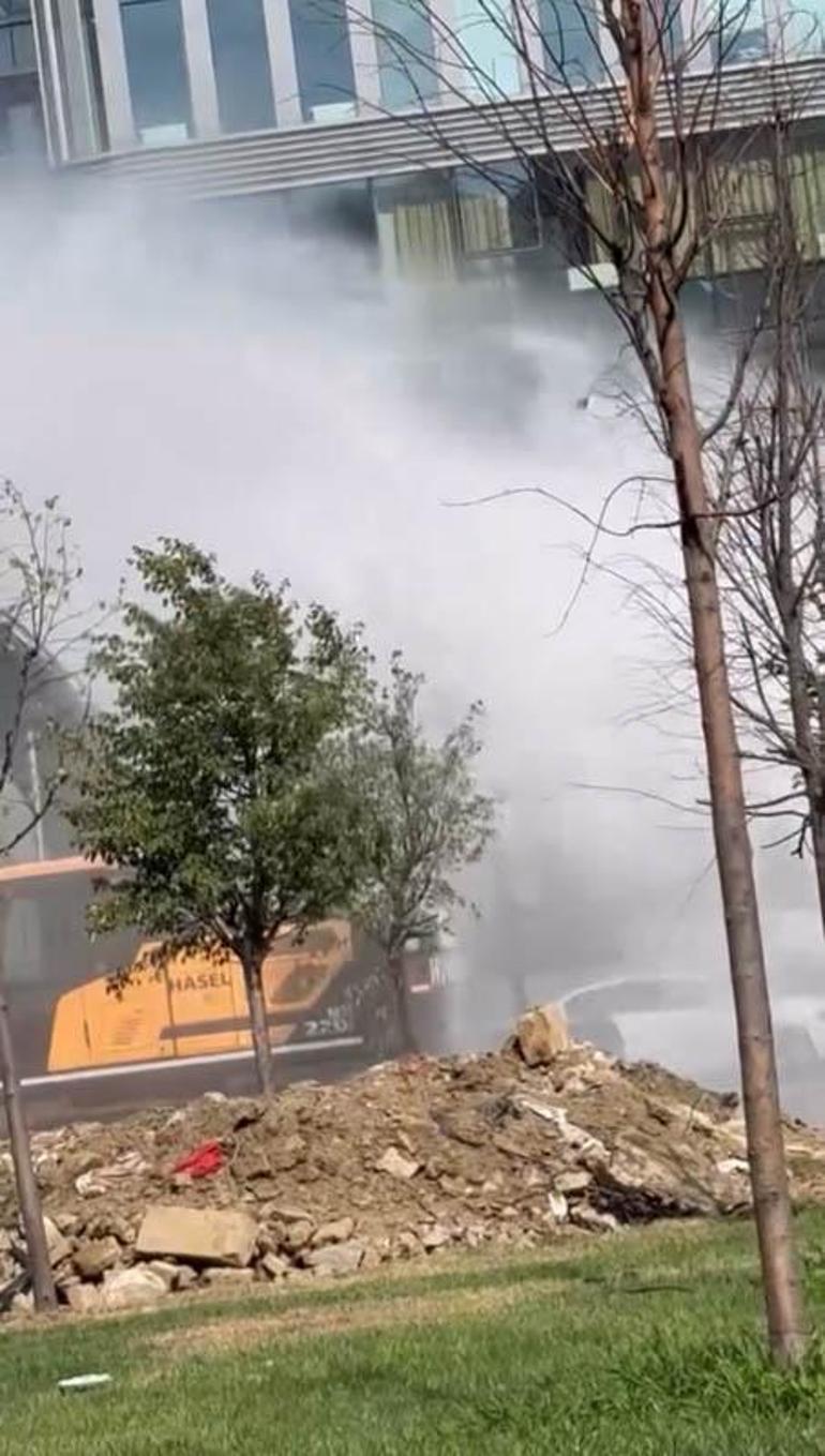 Kağıthanede İSKİ çalışması sırasında isale borusu patladı