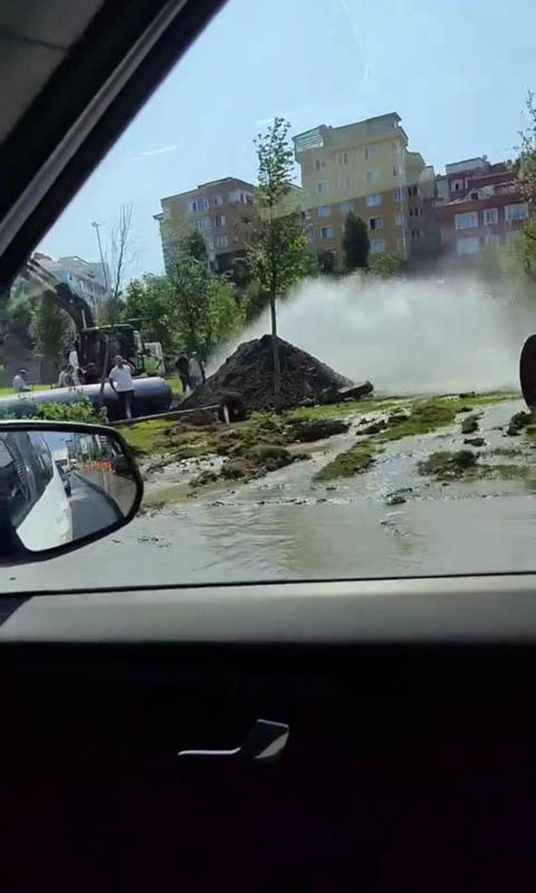 Kağıthanede İSKİ çalışması sırasında isale borusu patladı