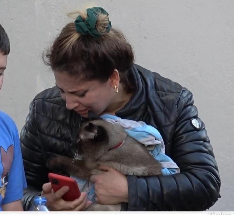 Sivasta evleri yanan aile, birbirlerine sarılıp ağladı