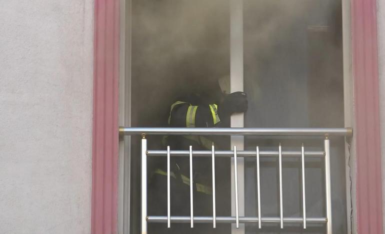 Sivasta evleri yanan aile, birbirlerine sarılıp ağladı