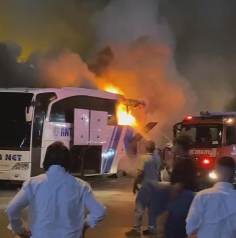 Ümraniye’de yolcu otobüsü alev alev yandı