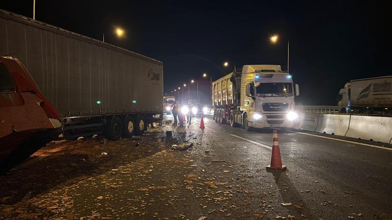 Bolu Dağında 2 TIR çarpıştı; yola saçılan tuğlalar ulaşımı aksattı