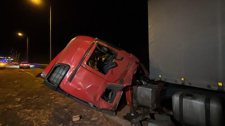 Bolu Dağında 2 TIR çarpıştı; yola saçılan tuğlalar ulaşımı aksattı