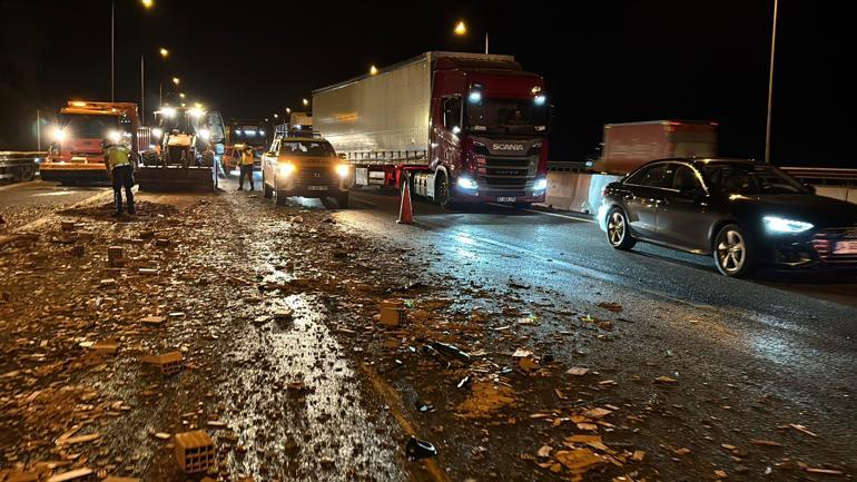 Bolu Dağında 2 TIR çarpıştı; yola saçılan tuğlalar ulaşımı aksattı