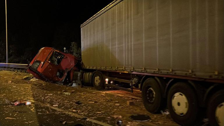 Bolu Dağında 2 TIR çarpıştı; yola saçılan tuğlalar ulaşımı aksattı