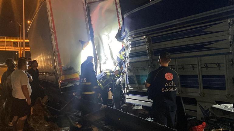 Kocaelide kamyona çarpan kamyonetin şoförü öldü