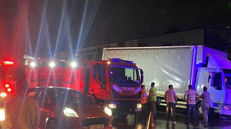 Kocaelide kamyona çarpan kamyonetin şoförü öldü