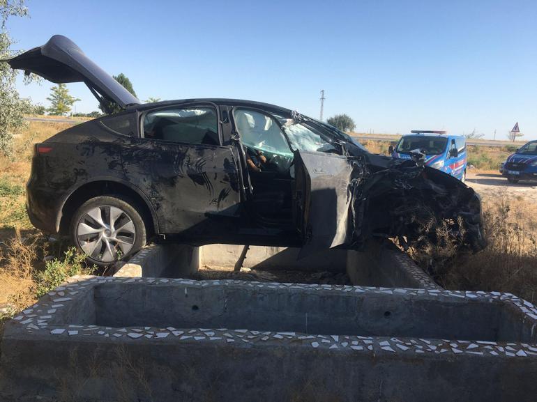 Düğünden dönen ailenin otomobili, TIR’a çarptı: 1i ağır, 6 yaralı
