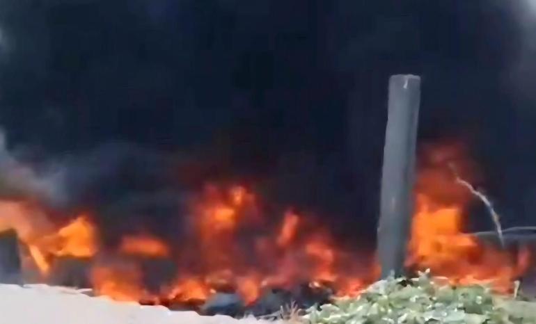 Boş arazide alev alan çöpler, 2 evi yakıyordu