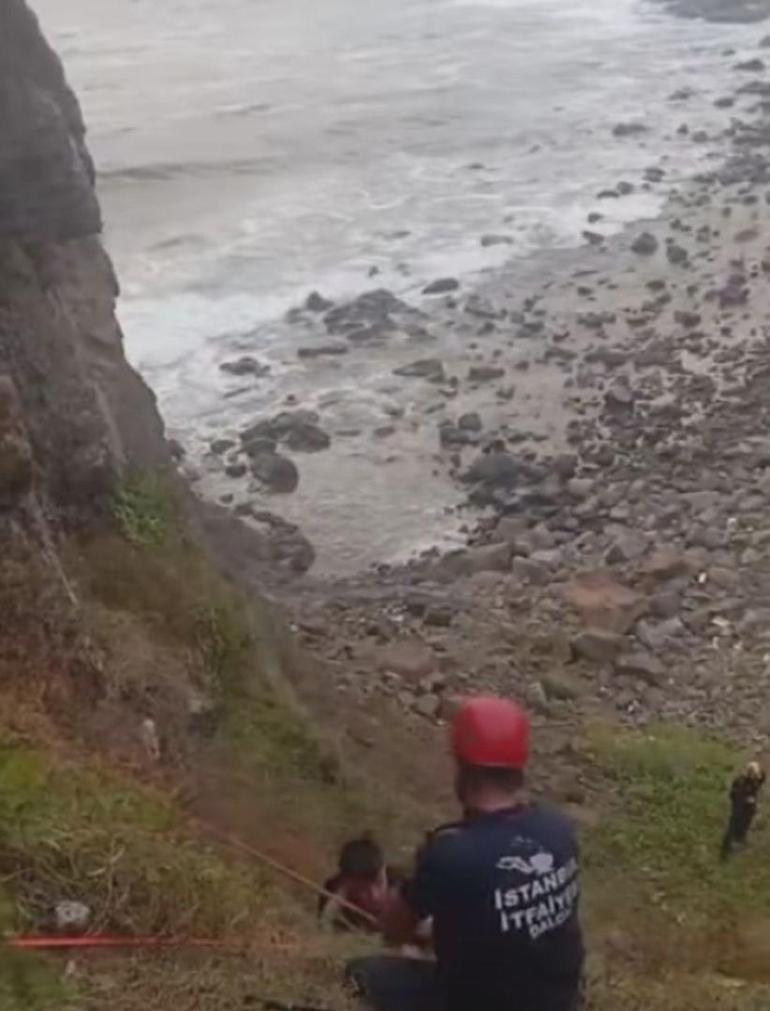 Beykozda kayalıklarda mahsur kalan 4 kişi kurtarıldı