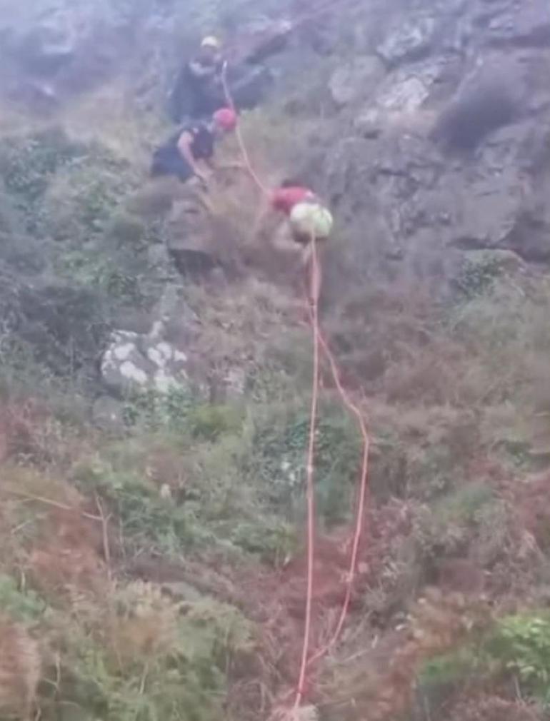 Beykozda kayalıklarda mahsur kalan 4 kişi kurtarıldı