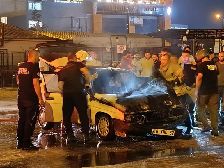 Seyir halindeyken alev alan otomobilin yanması kamerada