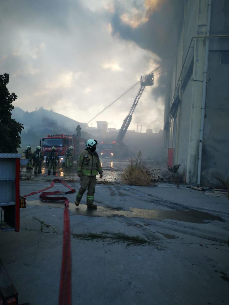 Esenyurt’ta, boş fabrikadaki yangın 6 saatte söndürüldü