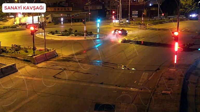 Bariyere çarpan otomobil alev aldı; kaza anı kamerada