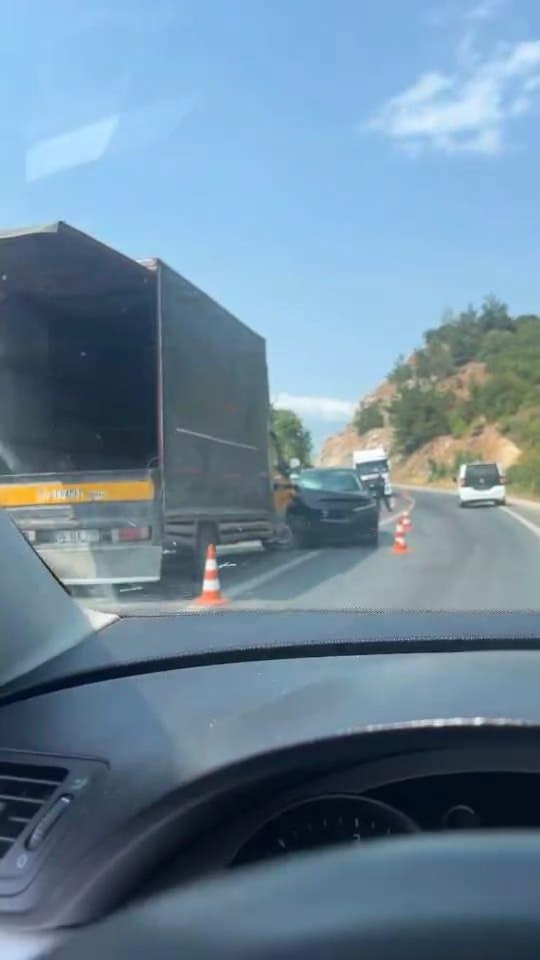 Bursa’da otomobil ile kamyonet kafa kafaya çarpıştı; 6 yaralı