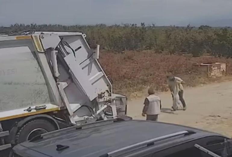 Ezerek öldürdükleri köpekleri çöp kamyonuna atıp götürdüler; o anlar kamerada