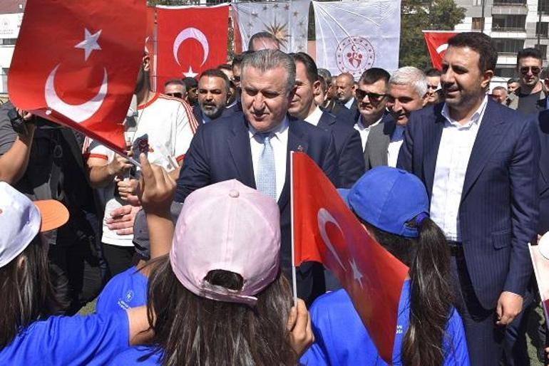 Bakan Bak, Van Gölünde tekne turu yaptı