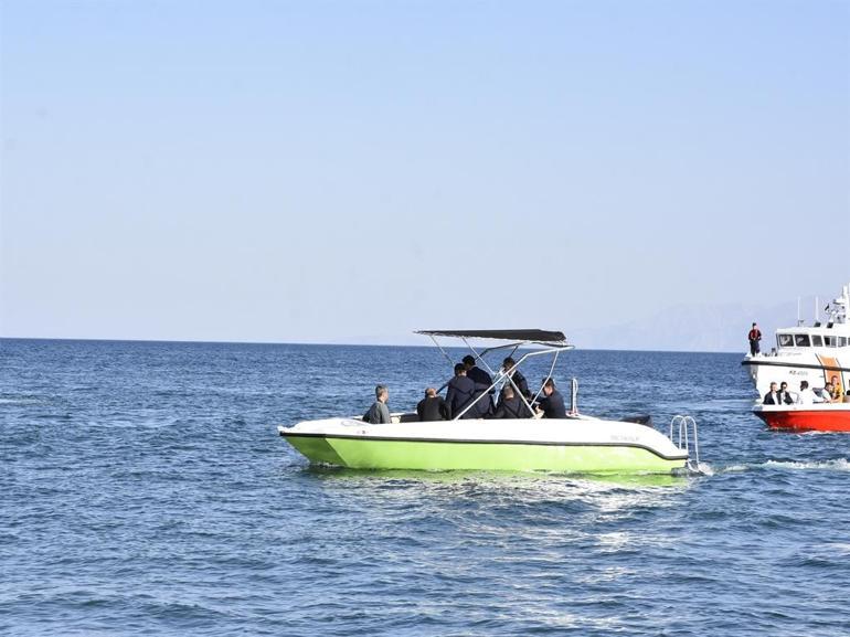 Bakan Bak, Van Gölünde tekne turu yaptı