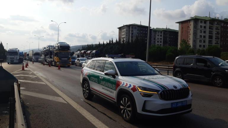 TEM’de 5 aracın karıştığı zincirleme kaza trafiği aksattı