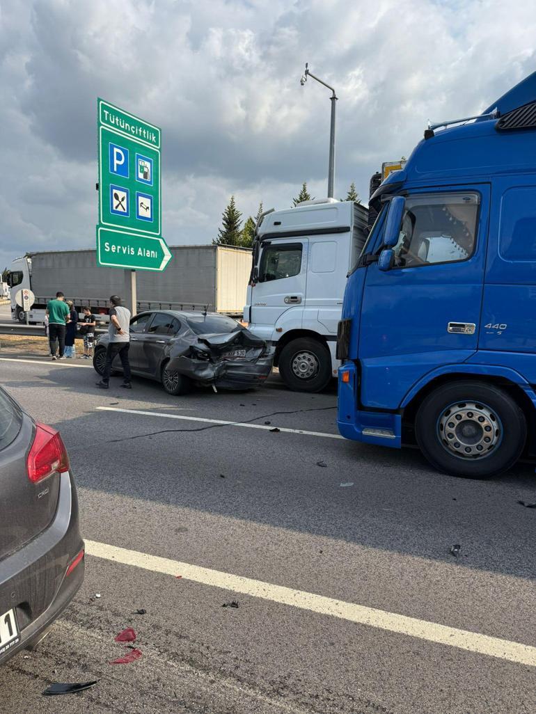 TEM’de 5 aracın karıştığı zincirleme kaza trafiği aksattı
