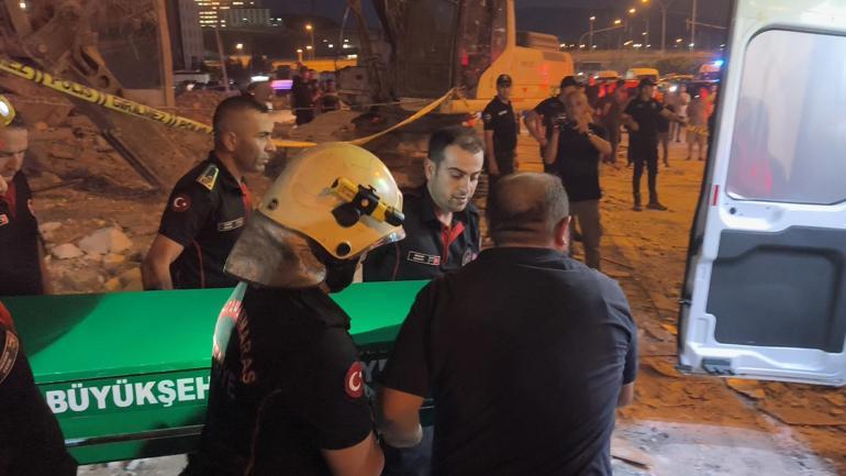 Kahramanmaraşta ağır hasarlı bina yıkılırken çöktü, enkaz altında kalan operatör öldü