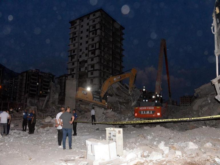 Kahramanmaraşta ağır hasarlı bina yıkılırken çöktü, enkaz altında kalan operatör öldü