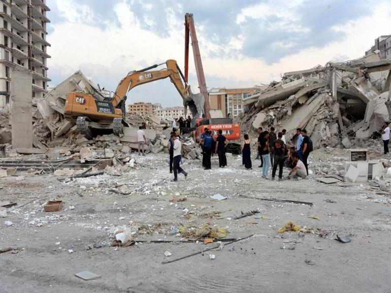 Kahramanmaraşta ağır hasarlı bina yıkılırken çöktü, enkaz altında kalan operatör öldü