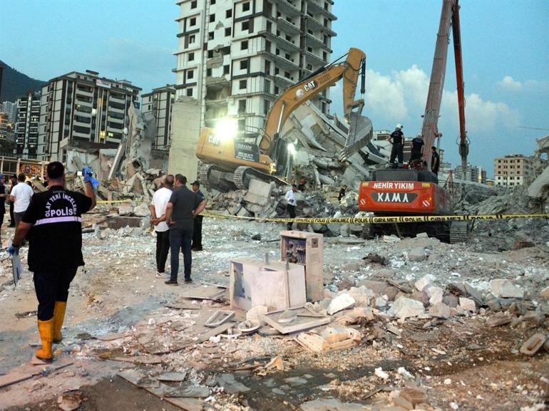 Kahramanmaraşta ağır hasarlı bina yıkılırken çöktü, enkaz altında kalan operatör öldü